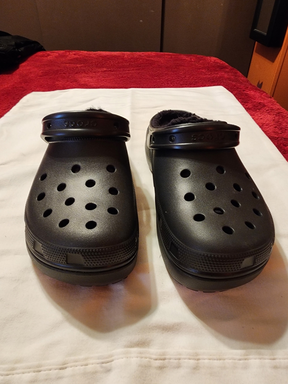 Black platfirm Crocs with fur lining W10